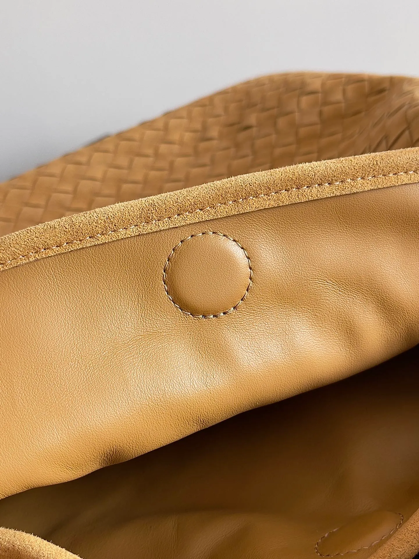 Batch 2160 Recently, I seem to be obsessed with this bag from BV~ The new Hop is really not too beautiful. The whole bag has no seams. The bag body and handles are made of one piece of leather. It embodies the style and essence of Bottega Veneta. It truly represents craftsmanship and creativity. The large size has a very loose and lazy upper body. Big bag lovers will definitely not regret buying it. Style number: 763970 Size: 53*24*13